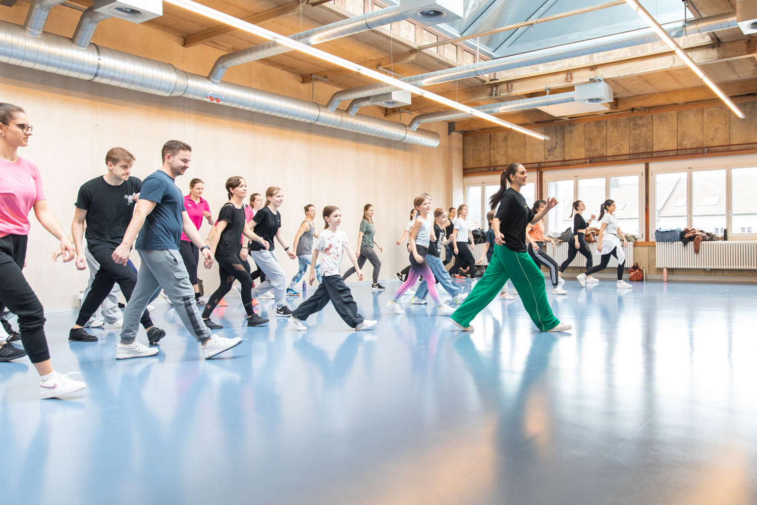 Arina Luisa bei einem ihrer Shuffle-Workshops mit zahlreichen Teilnehmern.