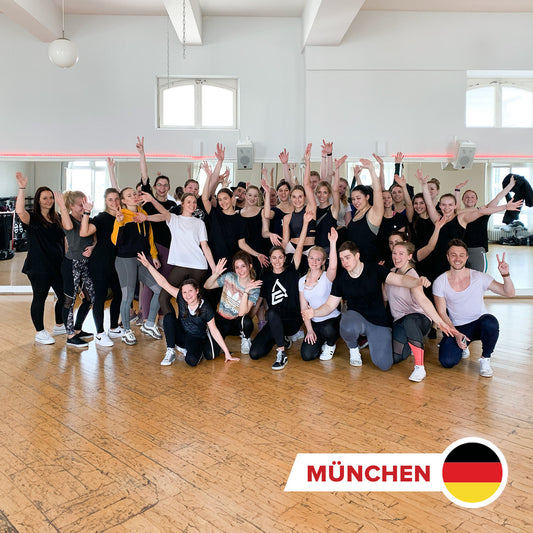 Arina Luisa bei einem Shuffle Workshop mit iihren Teilnehmerinnen und Teilnehmer.